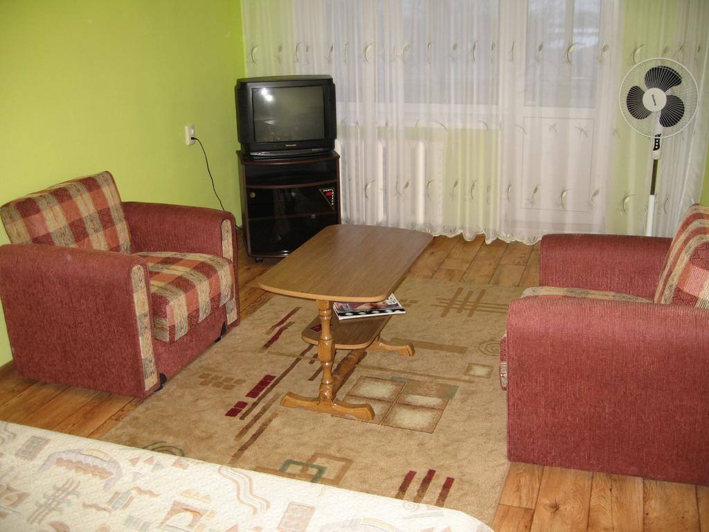Apartment On Vasylya Chervoniya 67 รีฟเน ภายนอก รูปภาพ
