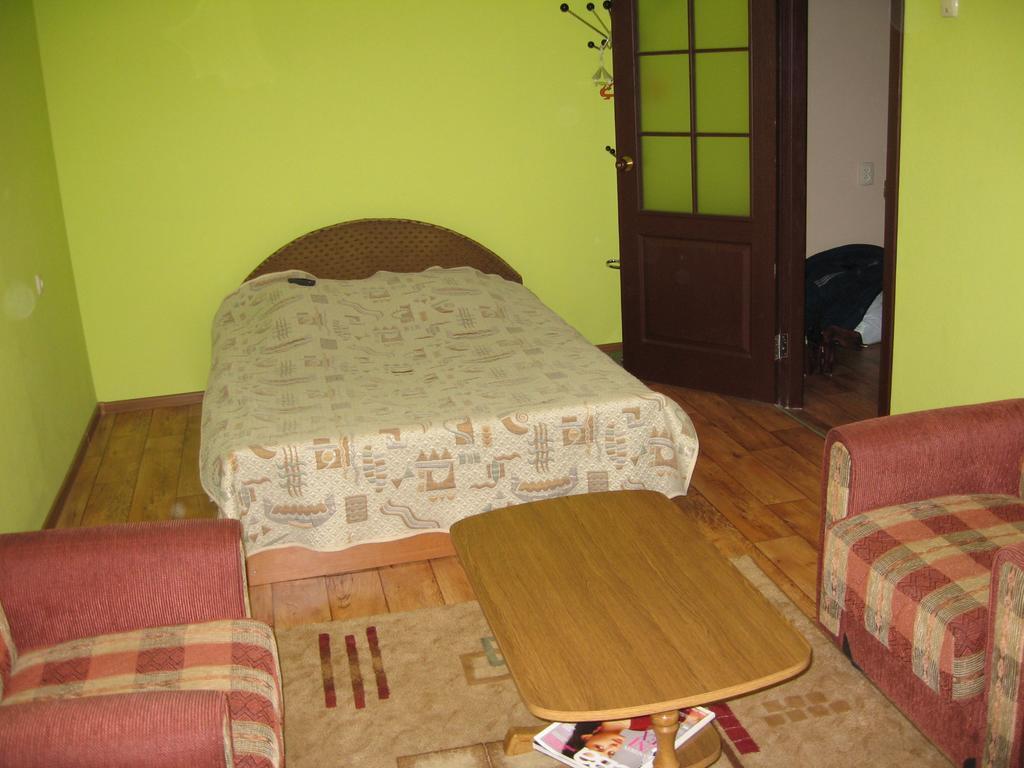 Apartment On Vasylya Chervoniya 67 รีฟเน ภายนอก รูปภาพ