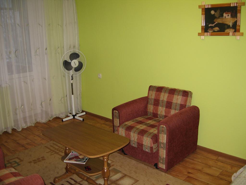 Apartment On Vasylya Chervoniya 67 รีฟเน ภายนอก รูปภาพ
