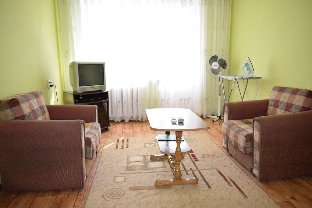 Apartment On Vasylya Chervoniya 67 รีฟเน ภายนอก รูปภาพ
