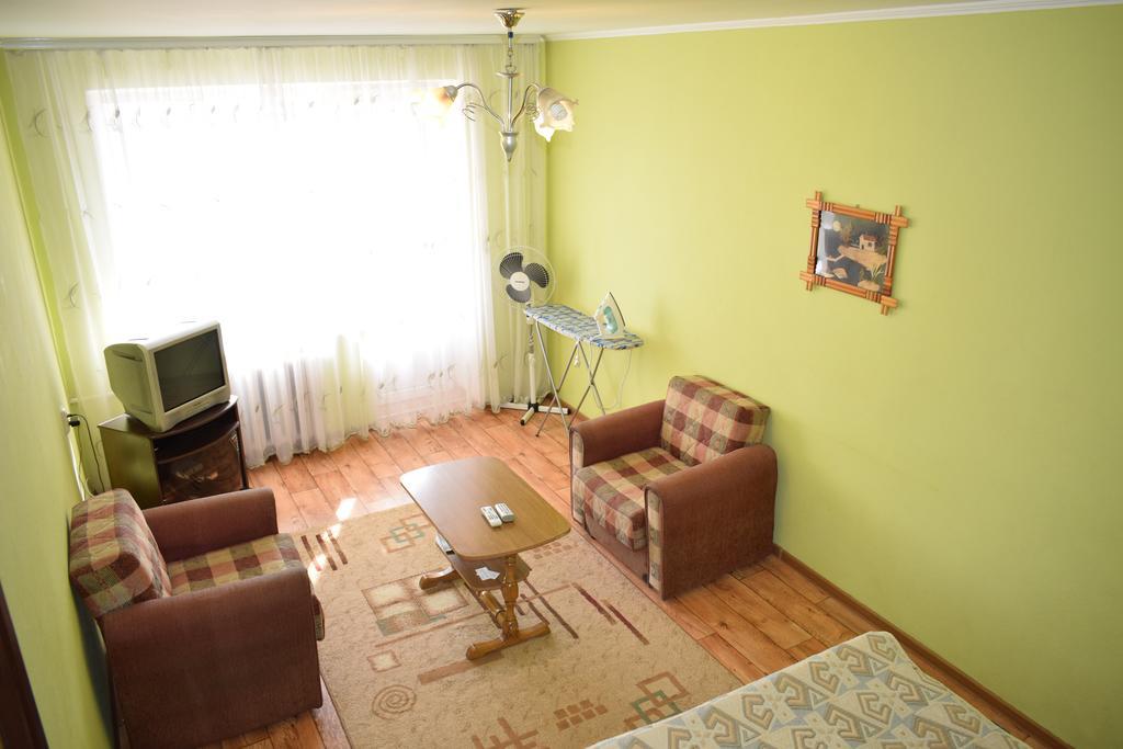 Apartment On Vasylya Chervoniya 67 รีฟเน ภายนอก รูปภาพ
