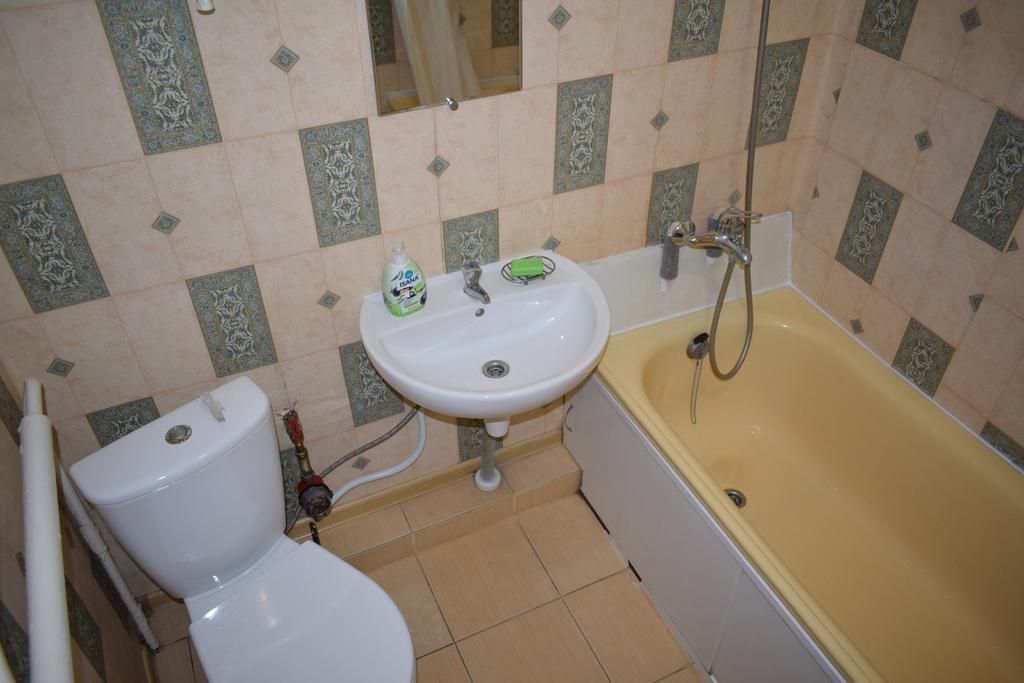 Apartment On Vasylya Chervoniya 67 รีฟเน ภายนอก รูปภาพ