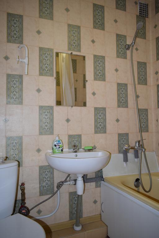 Apartment On Vasylya Chervoniya 67 รีฟเน ภายนอก รูปภาพ