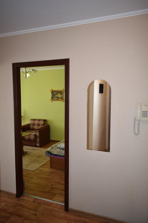 Apartment On Vasylya Chervoniya 67 รีฟเน ภายนอก รูปภาพ