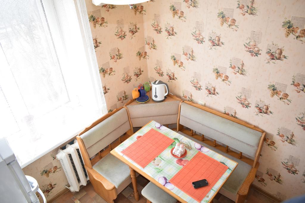 Apartment On Vasylya Chervoniya 67 รีฟเน ภายนอก รูปภาพ
